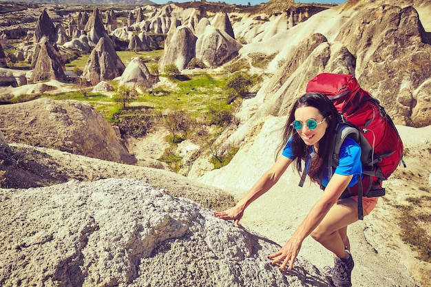 Turismo pedonale, le persone viaggiano con gli zaini, all'aria aperta.