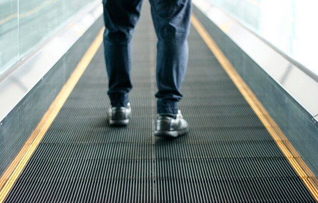 Photo pedestrian walking with zooming motion blur