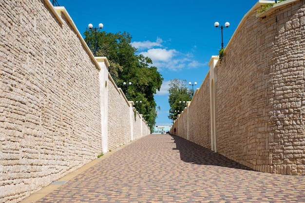 Zona pedonale con muri in pietra e marciapiede