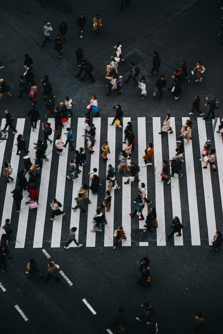 Photo pedestrians crossing a crosswalk in shibuya, japan