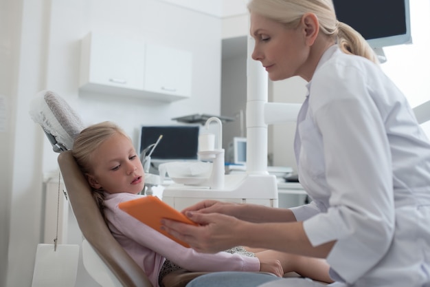 Pediadontist die met een snauwpatiënt in de kliniek werkt