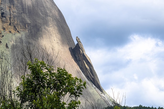 Pedra Azul in Domingos Martins staat Espirito Santo Brazilië De steen dankt zijn naam aan zijn blauwe kleur