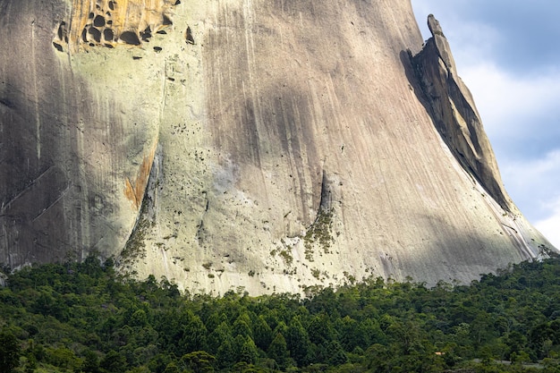 Pedra Azul in Domingos Martins staat Espirito Santo Brazilië De steen dankt zijn naam aan zijn blauwe kleur