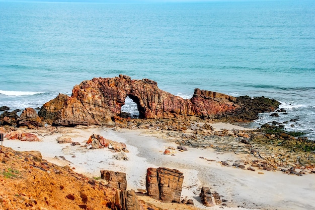 Pedra Furada (gatsteen) op het strand van Jericoacoara - Ceara, Brazilië