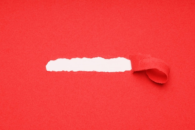 Снимите разорванную красную бумагу, чтобы открыть скрытое пространство для копирования под ней