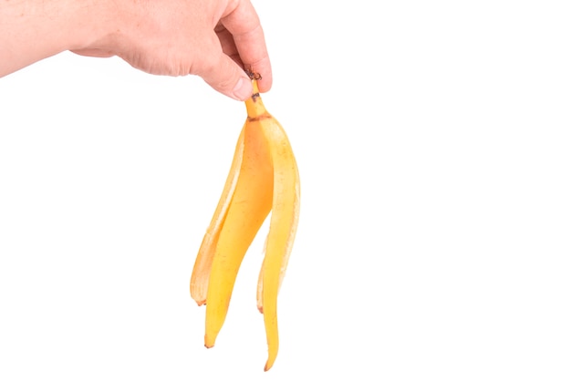 Sbucciare da una banana su uno sfondo bianco