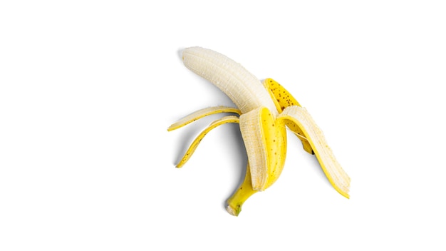 Banana matura sbucciata su bianco