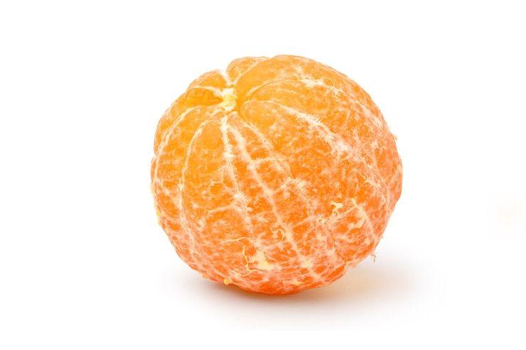 Photo peeled tangerine or mandarin fruit isolated on white