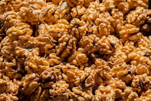 Очищенные грецкие орехи на фоне концепции здоровых органических продуктов питания