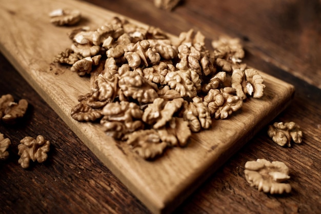 Очищенные грецкие орехи На деревянном фоне Здоровое питание Естественный фон