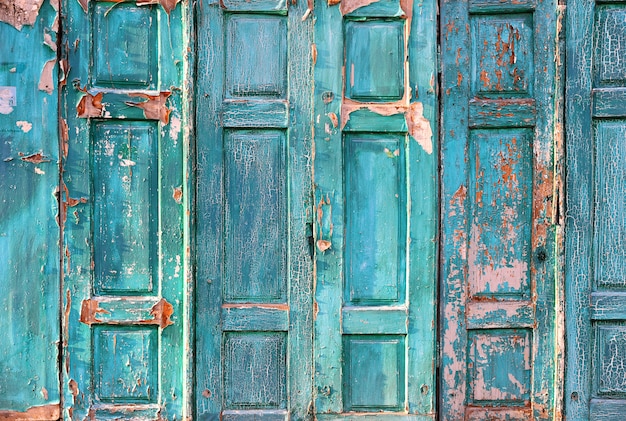 Пилинг краски на фоне деревянных дверей