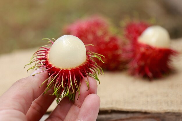 Peeling rambutant voor gezond en sappig eten