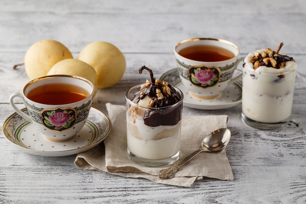 Peer met chocoladesaus op een witte tafel