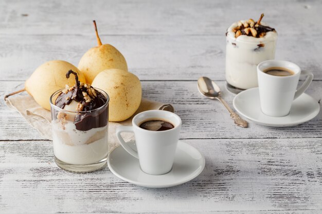 Peer met chocoladesaus op een witte tafel