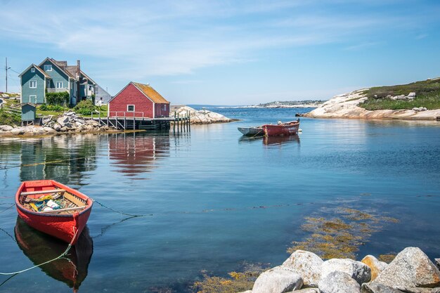 Photo peggys cove nova scotia canada beautiful summer day with blue sky ocean waters and green grass