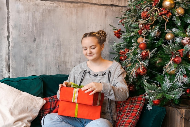 Peinzend Kaukasisch meisje in huiskleding pyjama's Kerststemming thuis