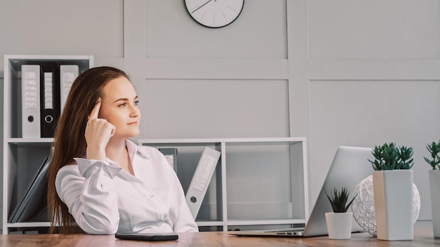 Peinzende freelancerbaan die een doordachte, zelfverzekerde vrouw overweegt die op de computer werkt en nadenkt over nieuw