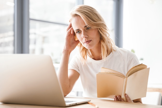 Peinzende onderneemster die aan laptop computer werkt