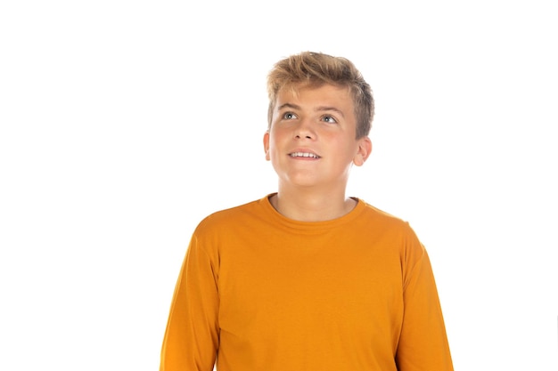 Peinzende tiener in oranje t-shirt