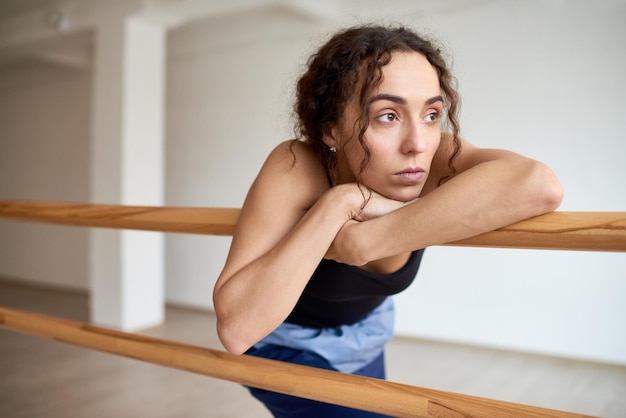 Peinzende vrouw bij Dance Bar