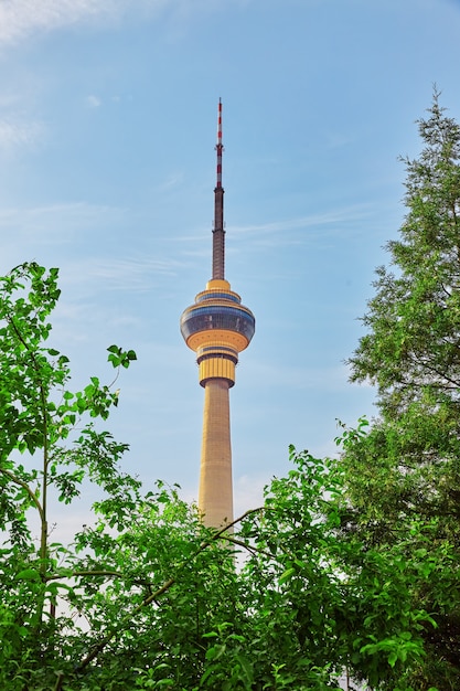 PEKING, CHINA - 21 mei 2015: CCTV-toren tegen een blauwe hemel, in de hoofdstad van China, Peking.