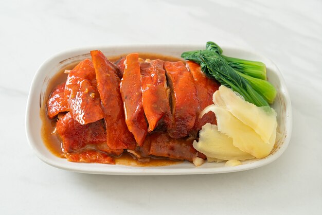 Утка по-пекински или жареная утка в красном соусе барбекю - стиль китайской кухни