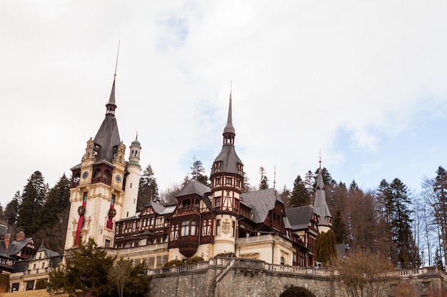 Photo peles castle from sinaia, romania. medieval castle