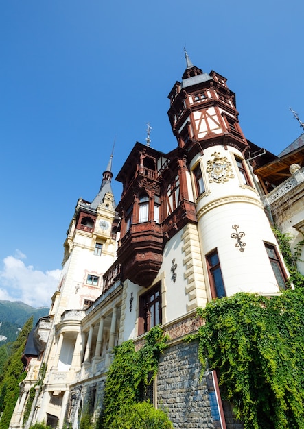 Peles Castle 여름보기 (루마니아 Sinaia 근처). 1873 년에서 1914 년 사이에 건축되었습니다. 건축가 Johannes Schultz.