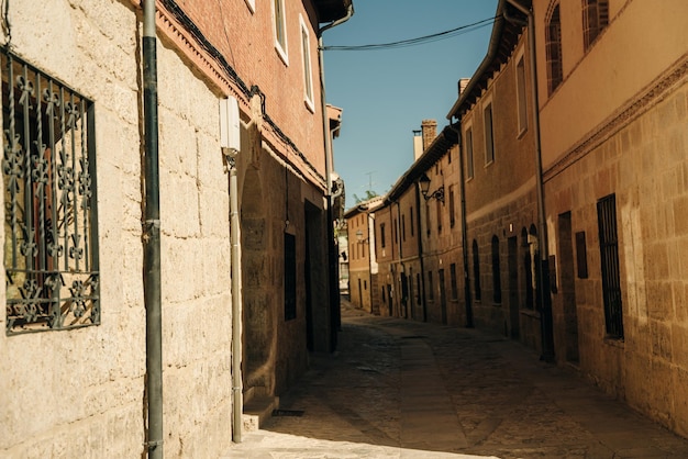 Pelgrims lopen door een straat in de stad Castrojeriz, provincie Burgos, Spanje - nov 2021. Foto van hoge kwaliteit