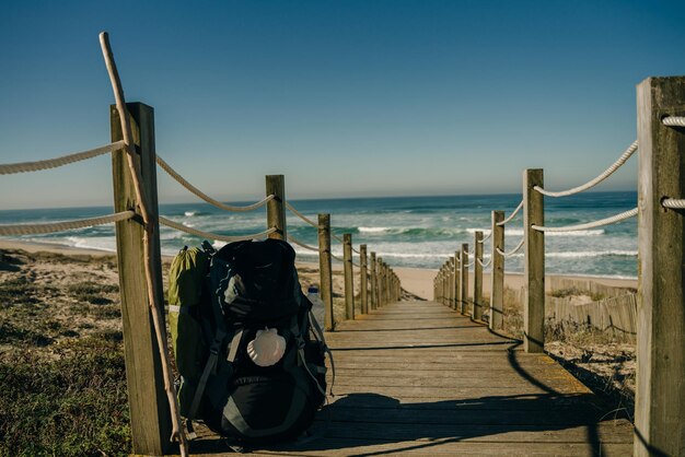 Foto pelgrims rugzak met schelp op het strand