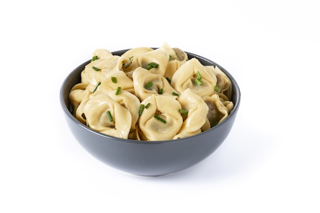 Pelmeni dumplings geïsoleerd op een witte achtergrond. typisch russisch eten?