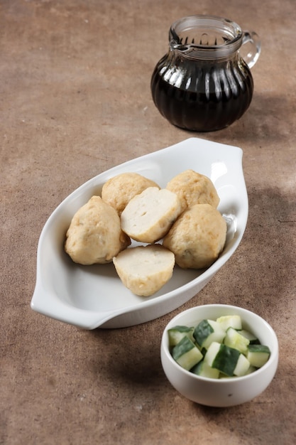 Pempek adaan of pempek bulat is een ronde vorm van viskoek uit palembang, geserveerd met cukosaus.