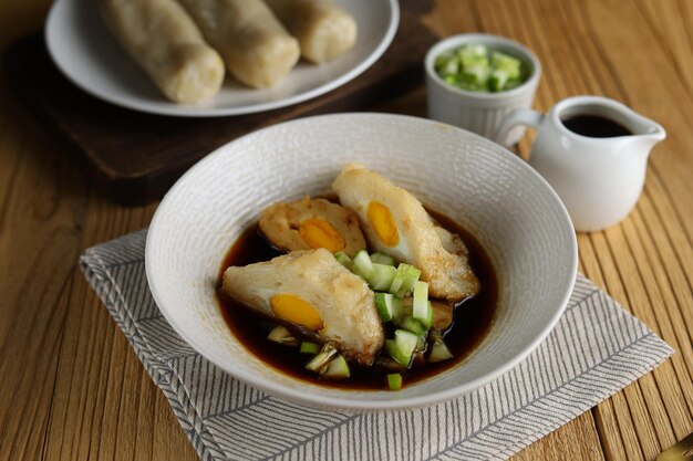 Pempek met cuko of azijnsaus op witte kom