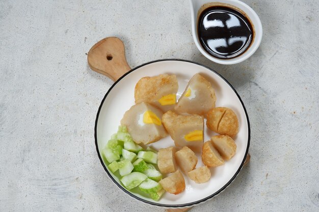 pempek met cuko-saus is een hartige Indonesische viskoekdelicatesse, typisch uit palembang