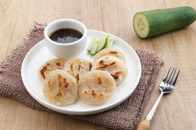 Pempek Panggang of Pempek Tunu, traditionele gerechten uit Zuid-Sumatra, Indonesië. Voedsel op basis van vis