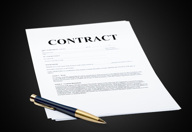 Pen en contractpapier op zwarte achtergrond