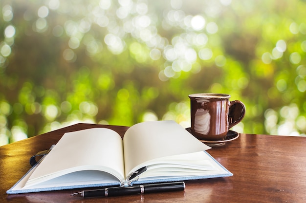 pen en koffie op houten tafel