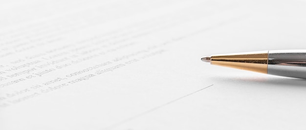 Foto penna che si trova su un contratto o un modulo di domanda