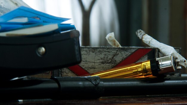 Photo a pen and a pen are on a desk.