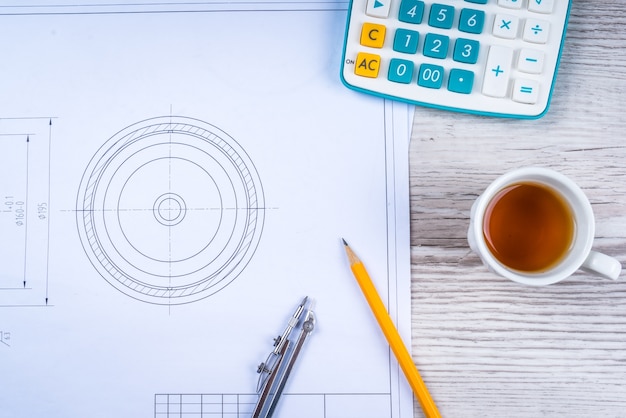 Pen, thee en rekenmachine op papier tafel met diagram