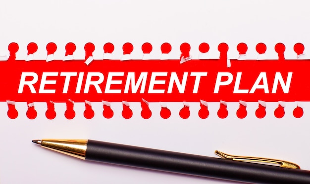 RETIREMENT PLAN이라는 텍스트가 있는 밝은 빨간색 배경에 펜과 흰색 찢어진 종이 스트립