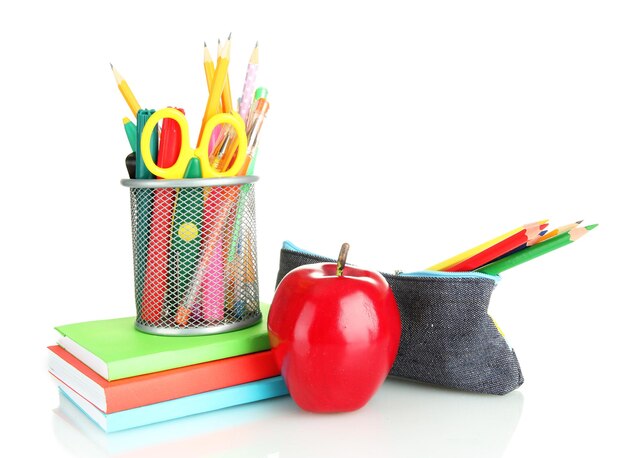 흰색으로 격리된 학교 장비와 사과가 있는 연필 상자