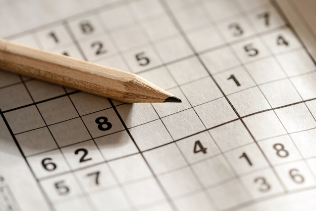 Matita sdraiata su una griglia di sudoku