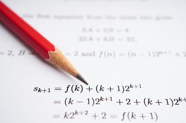 Foto matita su carta di prova per esercizi con formula matematica nella scuola di istruzione