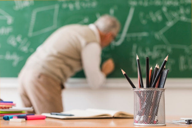 写真 数学の先生の机の上の鉛筆ポット