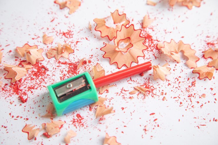 Photo a pencil sharpener with a pencil and pencil shavings