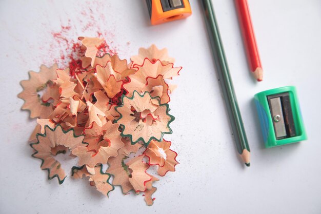 Photo a pencil sharpener with a pencil and pencil shavings