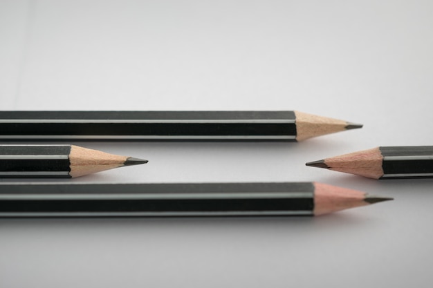 テーブルの上の鉛筆