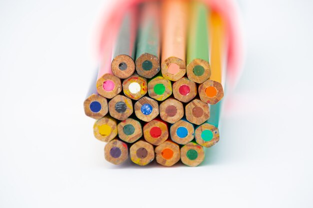 테이블에 다양한 색상의 연필이 아름답고 다채로운