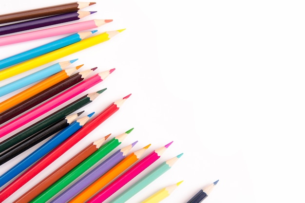 カラフルなセット、木製の色鉛筆は、白い背景に